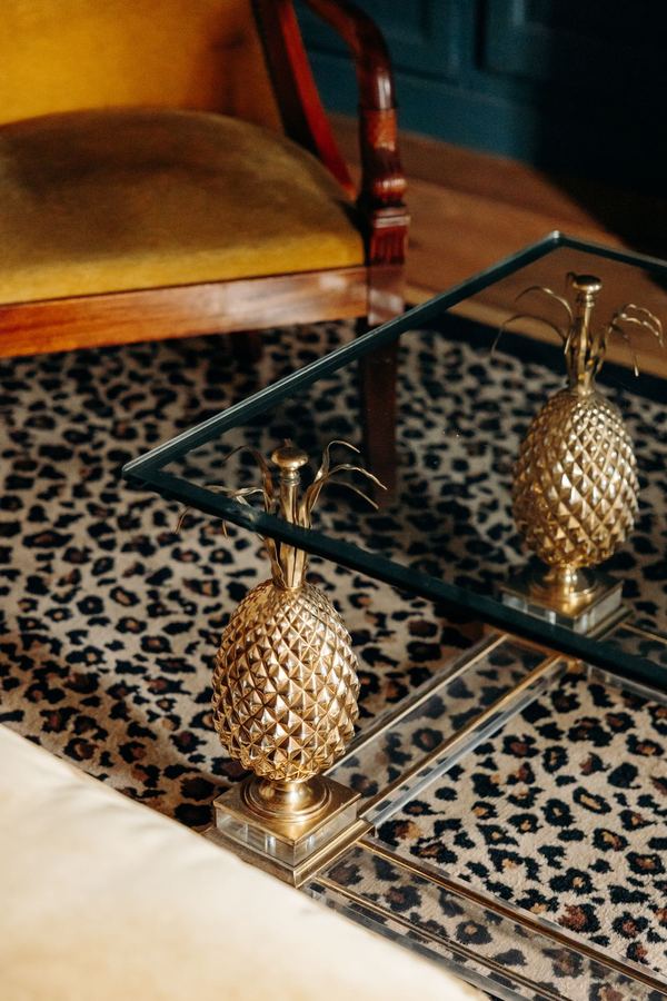 Ananas dorés sur le tapis léopard