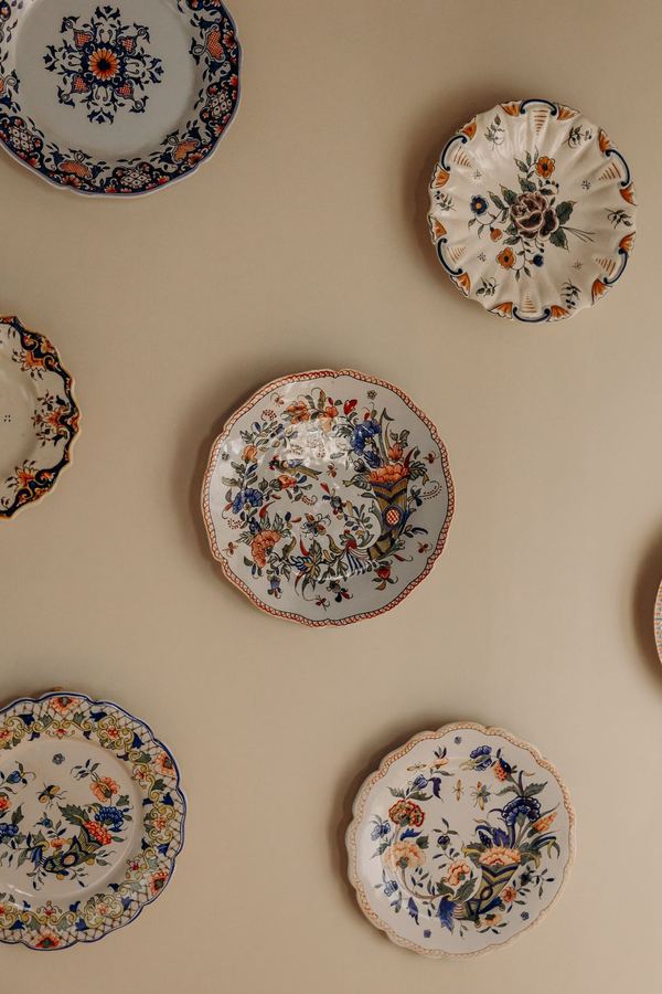 Mur d’assiettes en faïence de Rouen