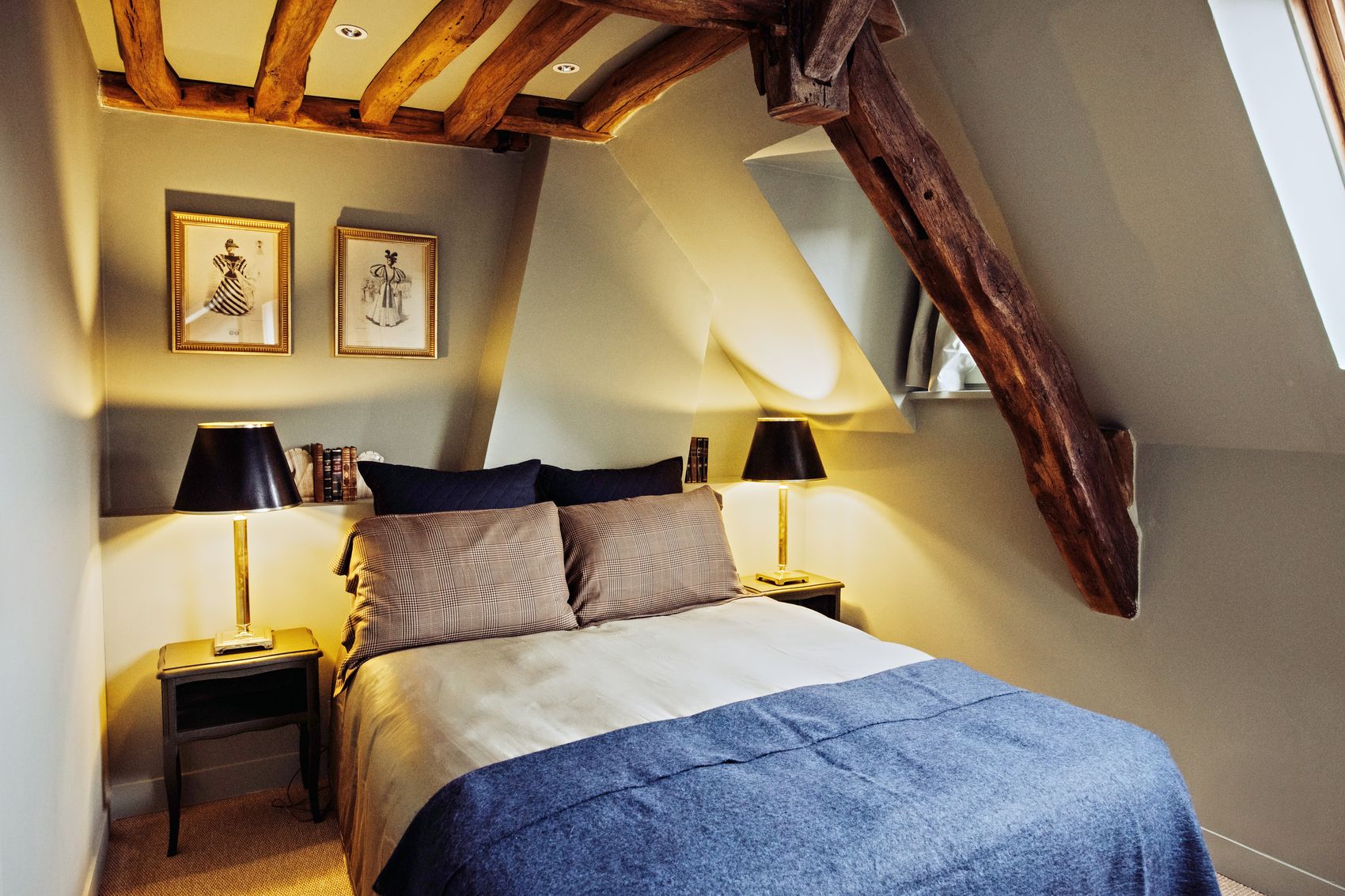 Chambre 1, sous la charpente ancienne, lampes dorées