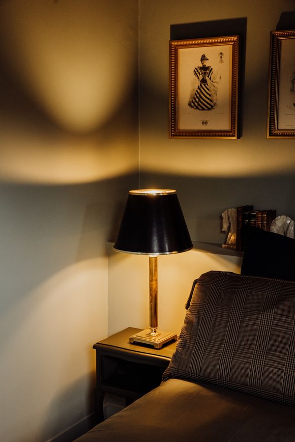 Chambre 1, lampe de chevet dorée