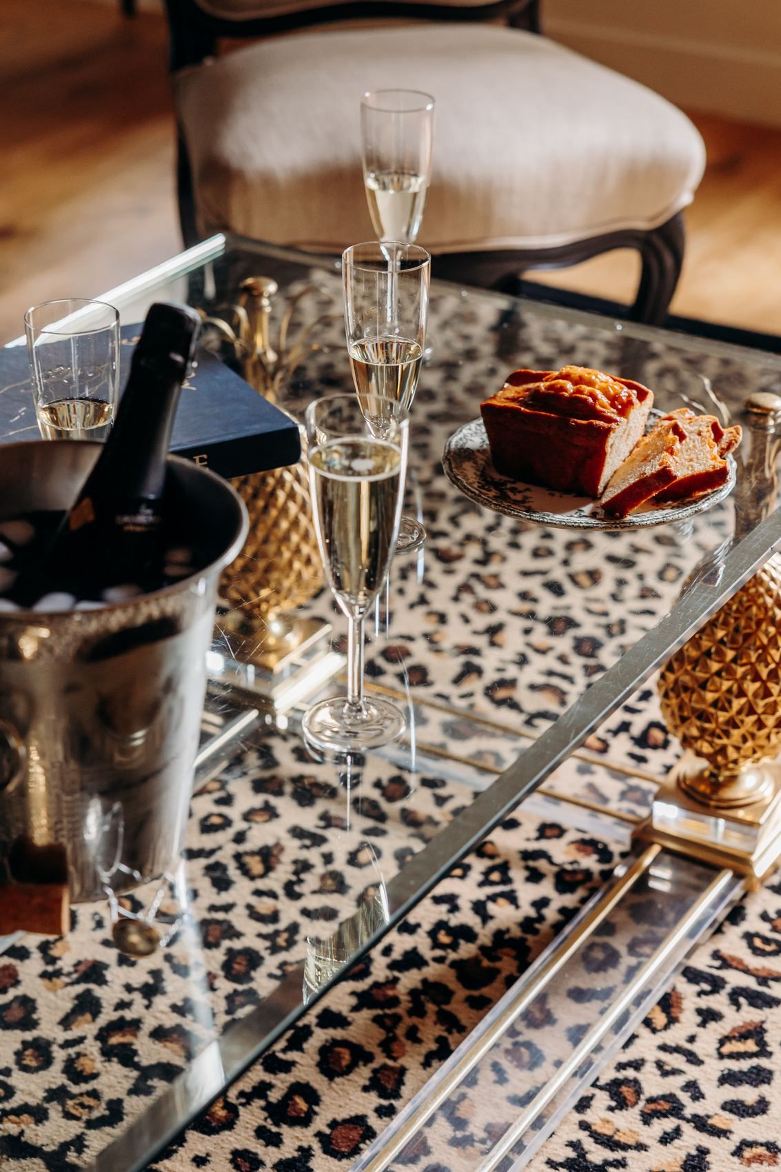 Champagne sur la table basse léopard
