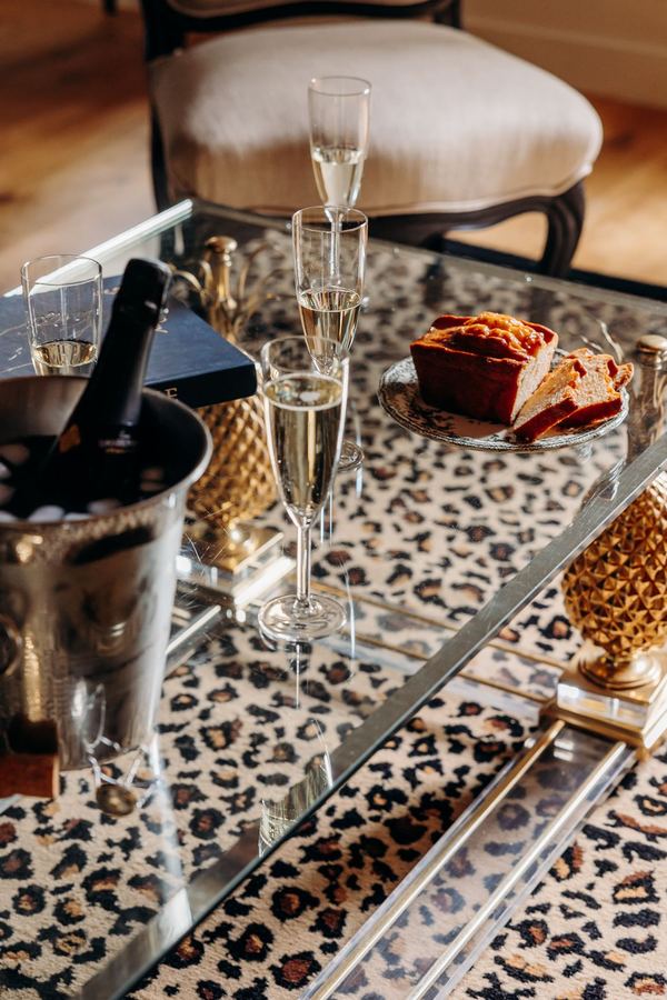 Champagne sur la table basse