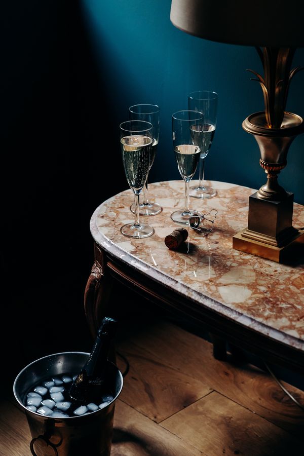 Champagne sur la table en marbre