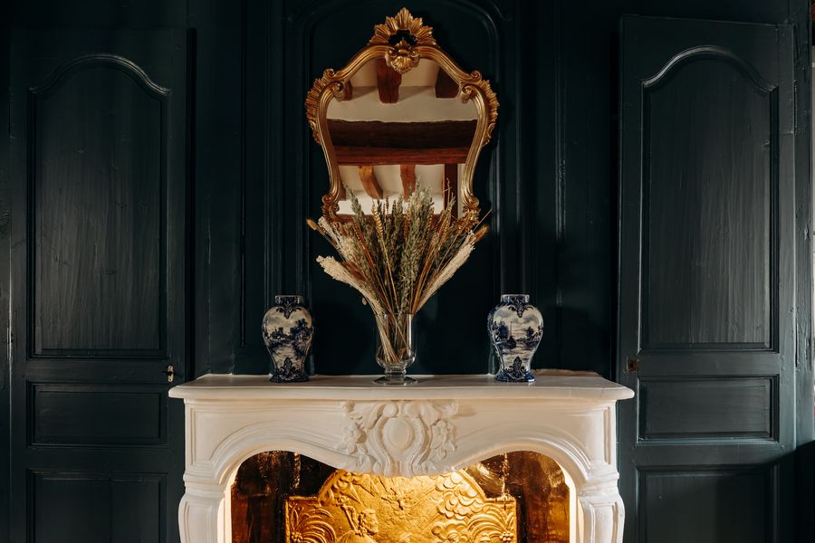 Cheminée en marbre blanc et boiseries