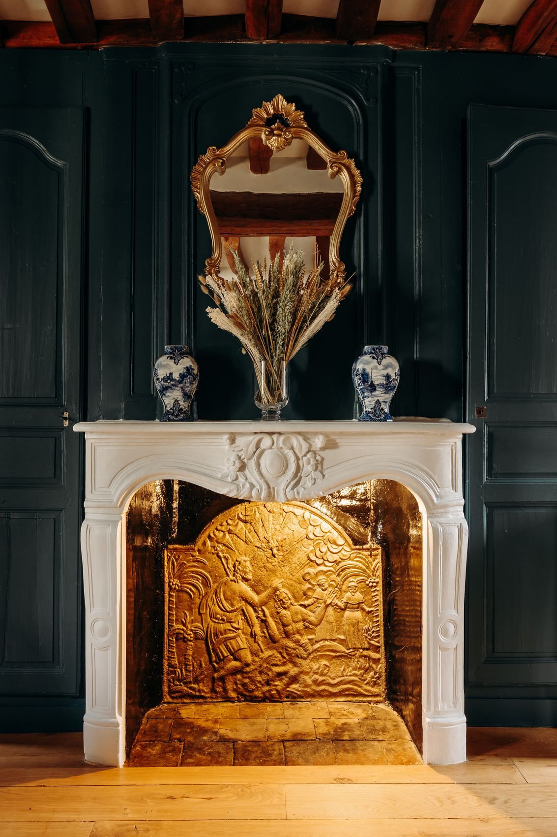 La cheminée du salon, miroir doré