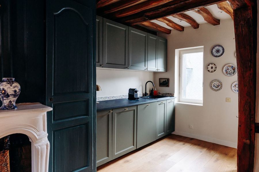 La cuisine, placards bleu nuit
