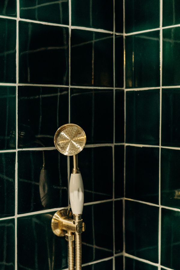 Robinetterie dorée de la douche