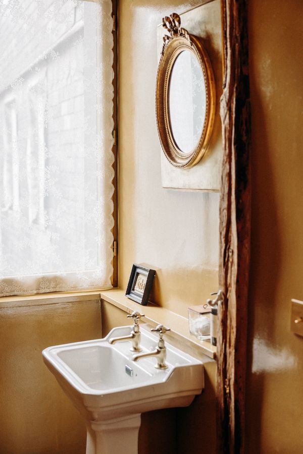 Lavabo près de la fenêtre