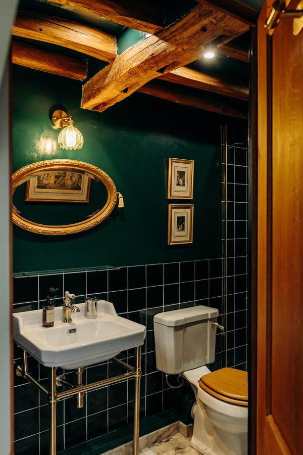Lavabo et miroir doré