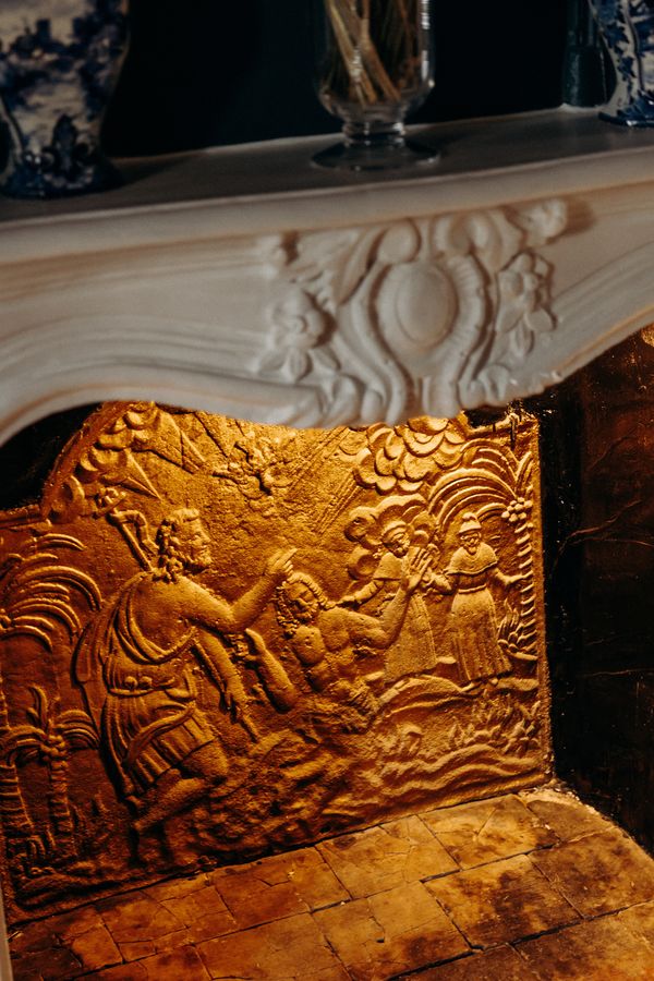 Détail de la plaque de cheminée dorée
