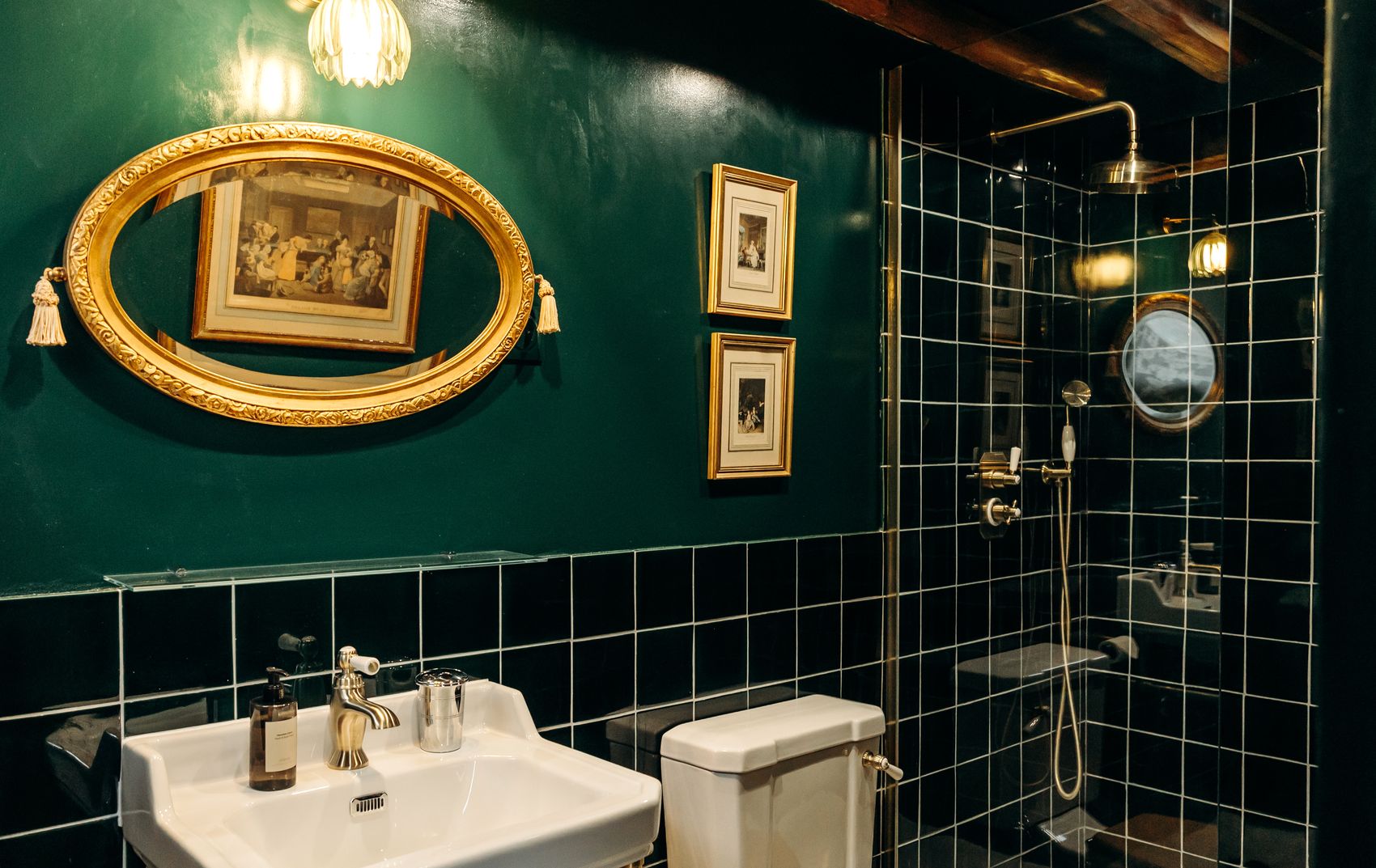 Salle de douche, carreaux vert profond et miroir doré