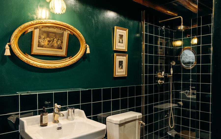 La salle de douche, carreaux vert profond
