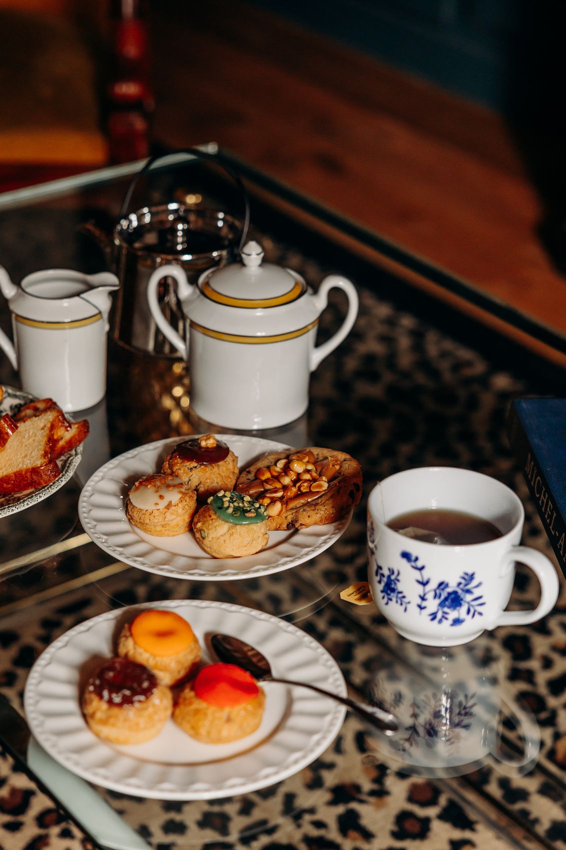 Thé et pâtisseries sur la table léopard