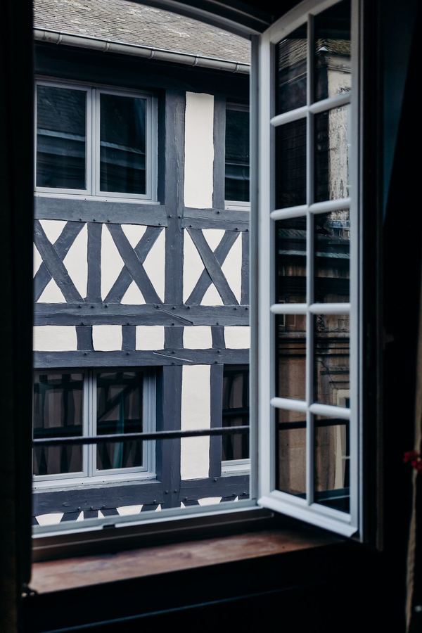 Vue sur les colombages depuis la fenêtre